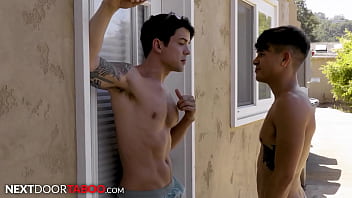 Anh Trai Kế Đụ Em Trai Nóng Bỏng Trên Bãi Biển