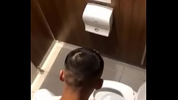 Quay lén trai đẹp thủ dâm trong toilet siêu thị
