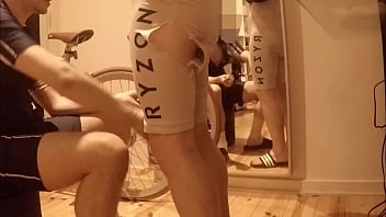 Con Trai Dâm Đãng Chăm Sóc Bố Dượng Bị Thương