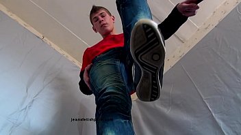 Địt Nhau Với Giày Thể Thao Và Quần Jeans